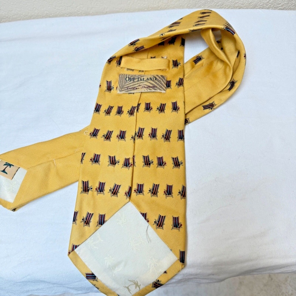 Tommy Bahama Off Island Mens Neck Tie Beach Lounge Chairs Yellow 100% SIlk